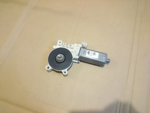 Motoras macara dreapta fata Renault Clio 2 Symbol 3 cod 8200169095