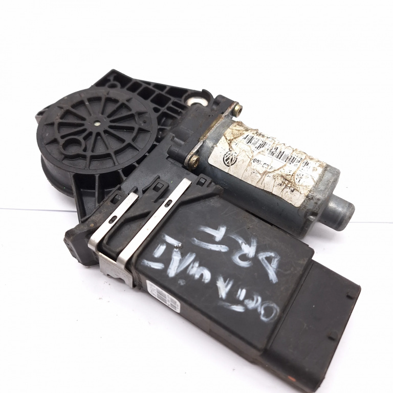 Motoras Macara Dreapta,fata Skoda OCTAVIA 1 (1U) 1996 - 2010 104413302, 0130821730, 05074230