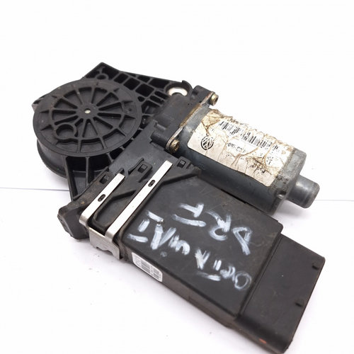 Motoras Macara Dreapta,fata Skoda OCTAVIA 1 (1U) 1996 - 2010 104413302, 0130821730, 05074230