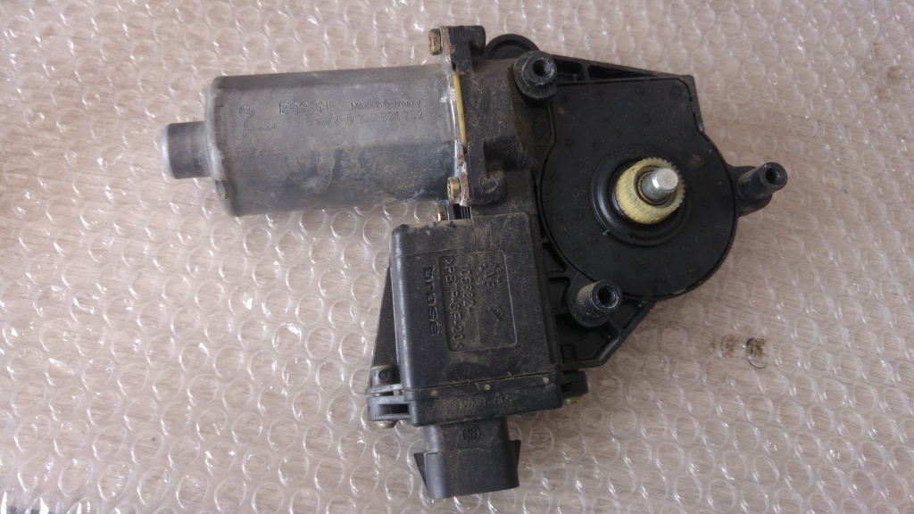 Motoras macara dreapta fata toyota avensis 2006 0130821752