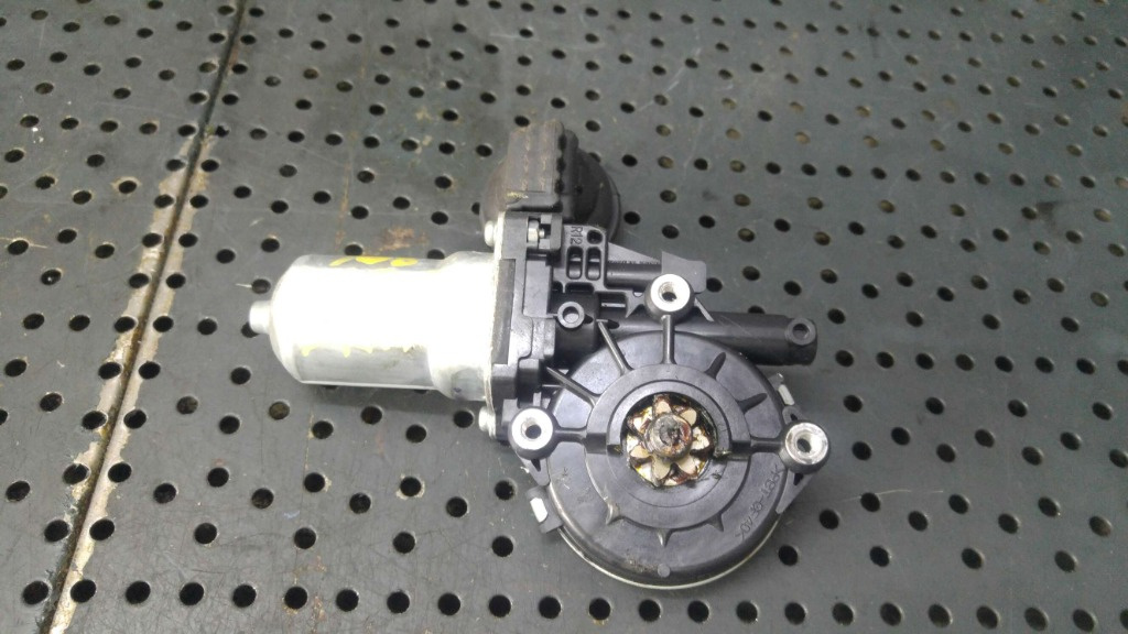 Motoras macara dreapta fata toyota yaris p9 857100d100 av2621002330
