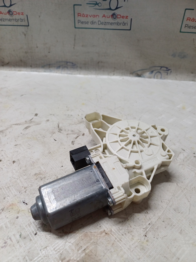 Motoras macara dreapta fata Volkswagen Golf 7 - Benzina 2015, 4K0959802