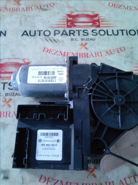 Motoras macara dreapta fata VOLKSWAGEN TOURAN 2.0 D an fabr. 2006