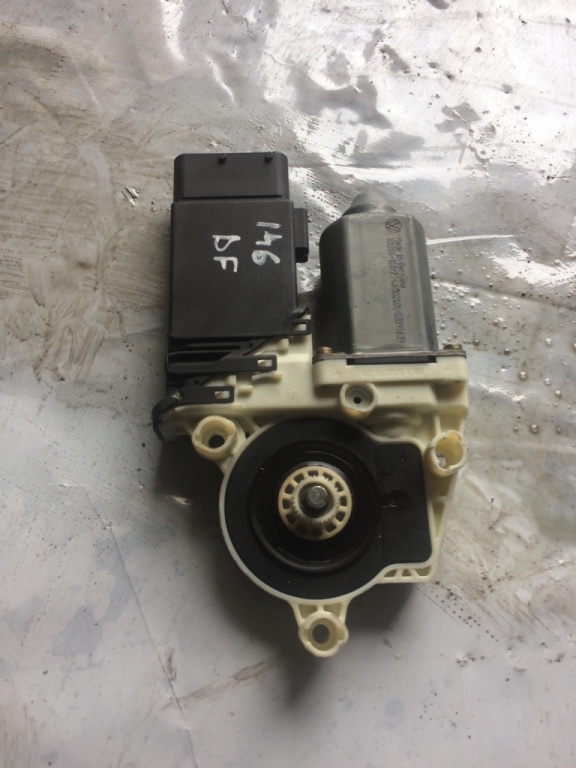 Motoras macara dreapta fata Volkswagen VW Golf 4 [1997 - 2006] Hatchback 5-usi 1.9 TDI MT (131 hp) (1J1)