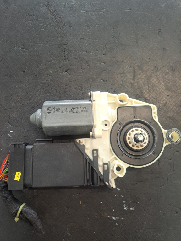 Motoras macara dreapta fata VW Golf 4 -COD 101386101 / 9776101434203