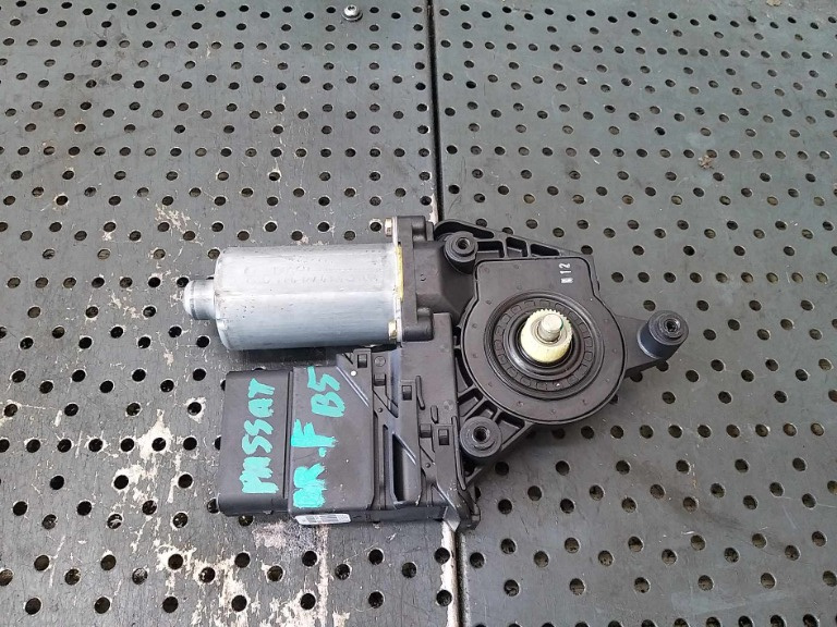 Motoras macara dreapta fata vw passat b5 3b 3b9839752cd 0130821696