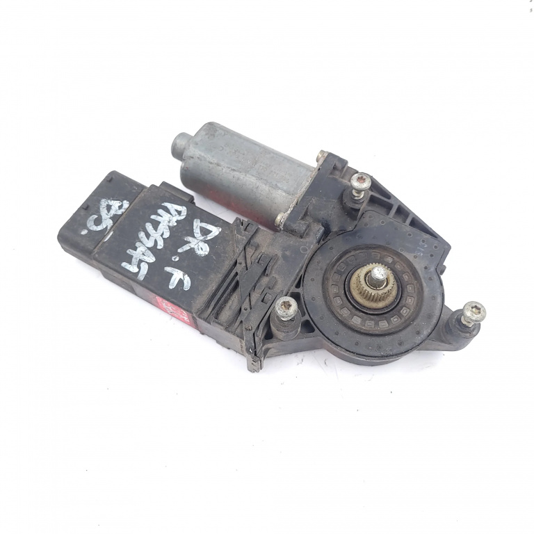 Motoras Macara Dreapta,fata VW PASSAT B5, B5.5 1996 - 2005 0130821694, 119090XXX