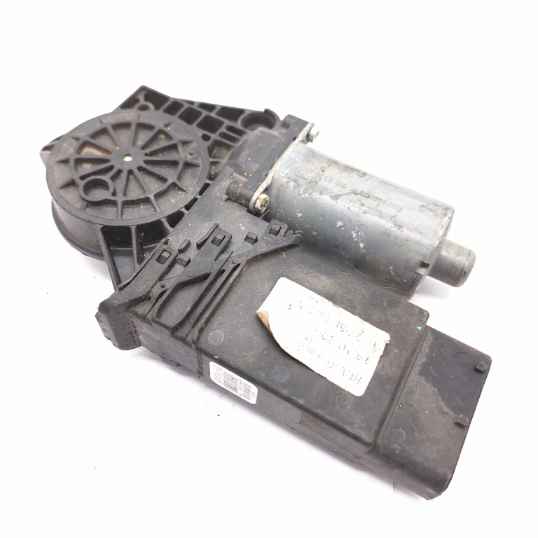 Motoras Macara Dreapta Fata Vw Passat B5, B5.5 1996-2005 0130821694, 105413301, 105413-301 Bosch