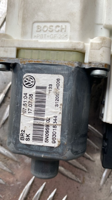 Motoras macara dreapta fata Vw Tiguan 4x4 2.0 DTI cod motor CBA an 2010 cod 1K0959792J / 5N0959702