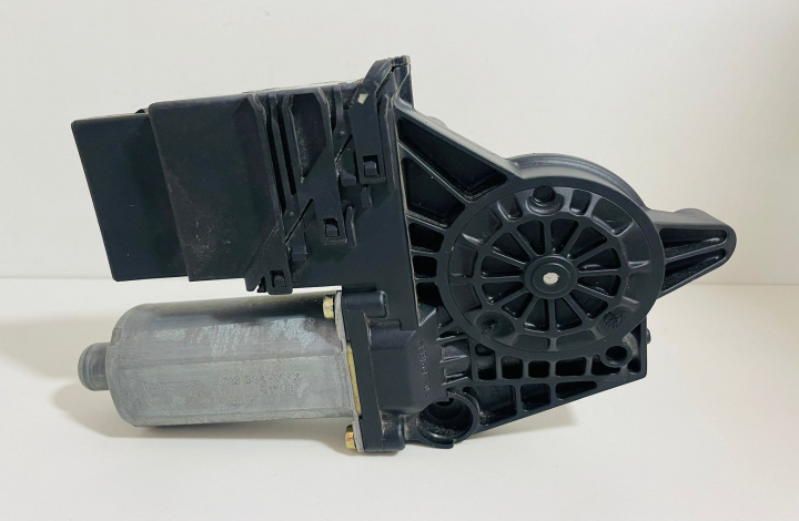 Motoras macara dreapta spate 105407301 Volkswagen VW Golf 4 [1997 - 2006]