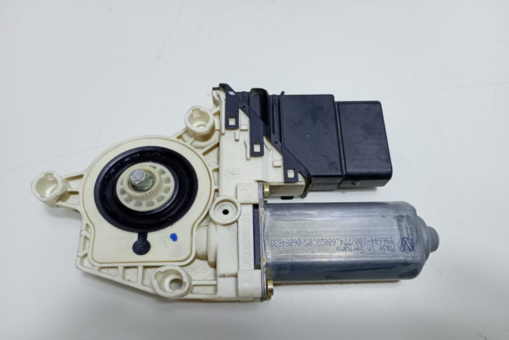 Motoras macara dreapta spate 1K0959704B Volkswagen VW Touran [2003 - 2006]