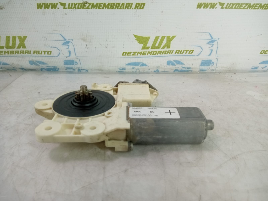 Motoras macara dreapta spate 69830-05100 Toyota Avensis 2 T25 [facelift] [2006 - 2009] 2.2 d-cat 2AD-FHV