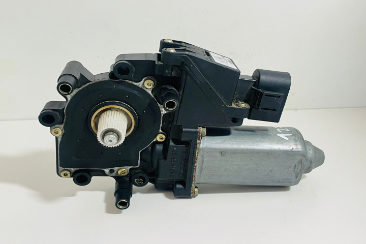 Motoras macara dreapta spate 8D0959802B/0536001401 Audi A4 B5 [1994 - 1999]