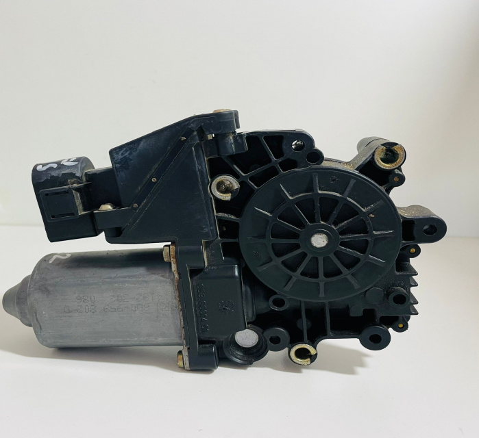 Motoras macara dreapta spate 8D0959802D/0536001401 Audi A4 B5 [1994 - 1999]