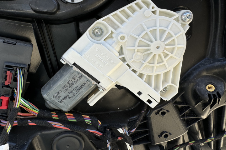 Motoras macara dreapta spate 8k0959811a Volkswagen VW Touareg generatia 2 7P [2010 - 2014]