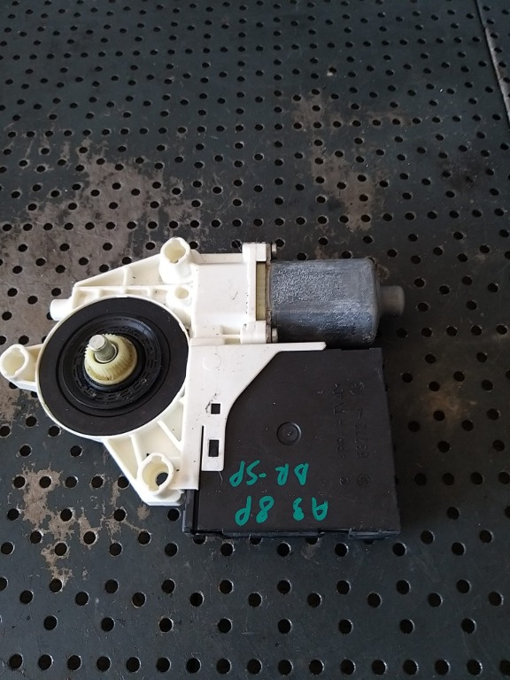Motoras macara dreapta spate audi a3 8p 0130822263 8p4959802d 05074696