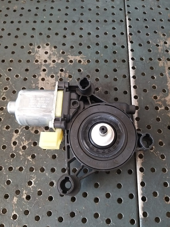 Motoras macara dreapta spate audi a3 8y 0130822712 e850202086 5q0959802