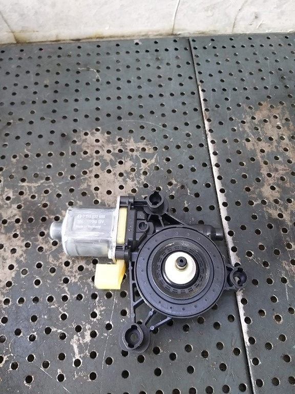 Motoras macara dreapta spate audi a4 b9 