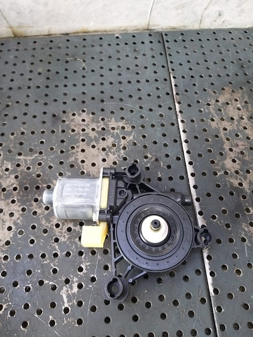 Motoras macara dreapta spate audi a4 b9 8w 8w0959812 0130822668