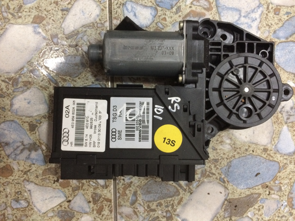 Motoras macara dreapta spate Audi A8 D3/4E [2002 - 2005] Sedan 4.2 tiptronic quattro (335 hp) AUDI A8 (4E_) 10.2002 - 07.2010 A8 4.2 QUATTRO 4.2 - BFM