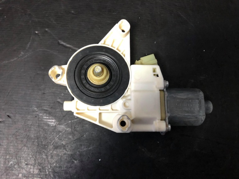 Motoras macara dreapta spate mercedes c-class w204 a2048200642 0130822504
