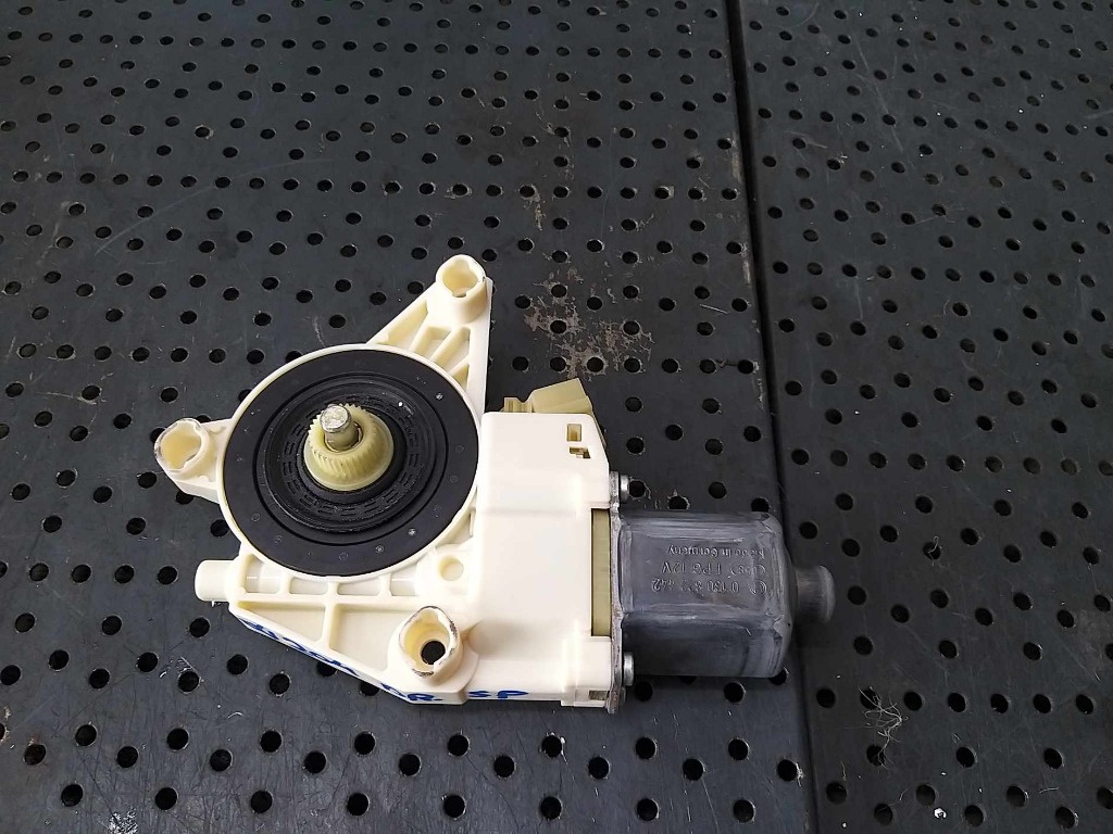 Motoras macara dreapta spate mercedes c class w204 break 0130822442