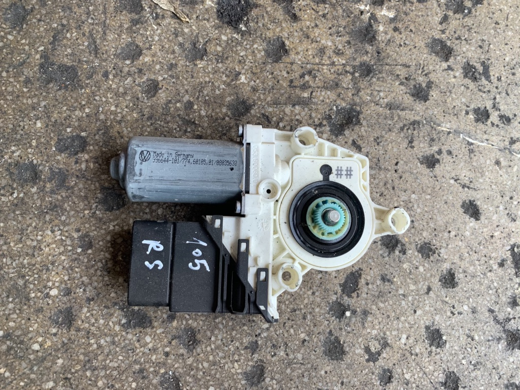 Motoras macara dreapta spate Skoda Octavia 2 [2004 - 2008] Liftback 5-usi 2.0 TDI MT (140 hp) (1Z3) Cod motor BKD