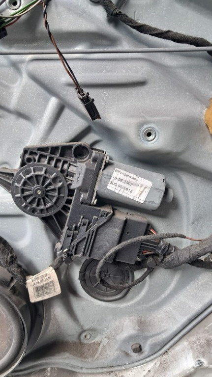 Motoras macara dreapta spate Skoda Superb 1.9 TDI an fabricatie 2008 cod 3U0959812