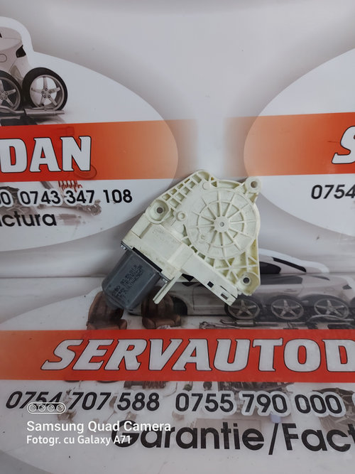 Motoras macara dreapta spate Volkswagen Touareg 2 (2010-2015) 3.0 Motorina 2012, 8K0959811A