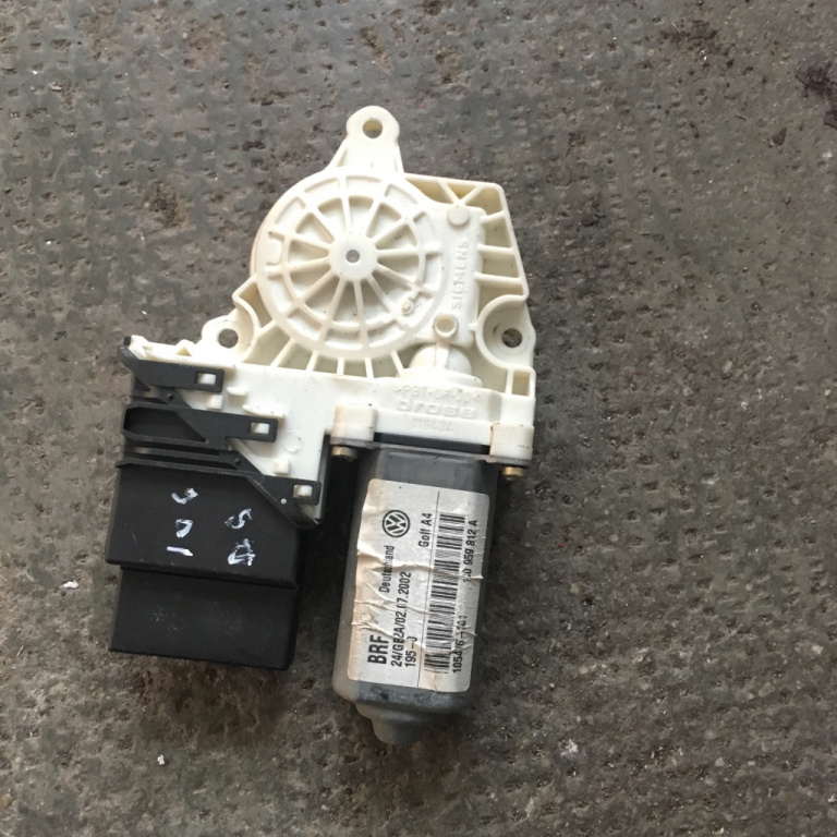 Motoras macara dreapta spate Volkswagen VW Golf 4 [1997 - 2006] Hatchback 5-usi 1.4 MT (75 hp) (1J1) 16V