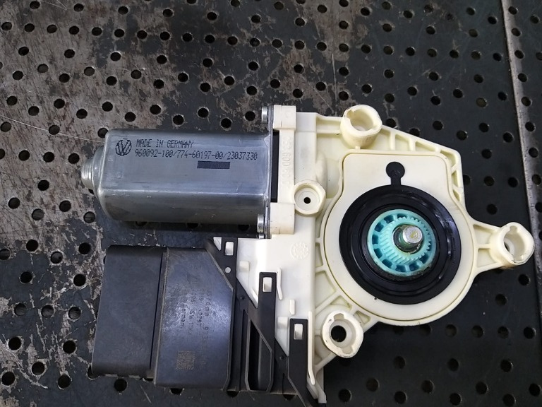 Motoras macara dreapta spate vw passat b6 3c 960092100 7746019700 973622106 974226113 1k0959704p