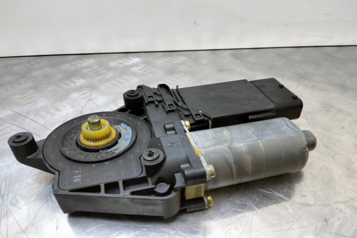 Motoras macara geam dreapta fata 0130821694 Volkswagen VW Passat B5 [1996 - 2000]