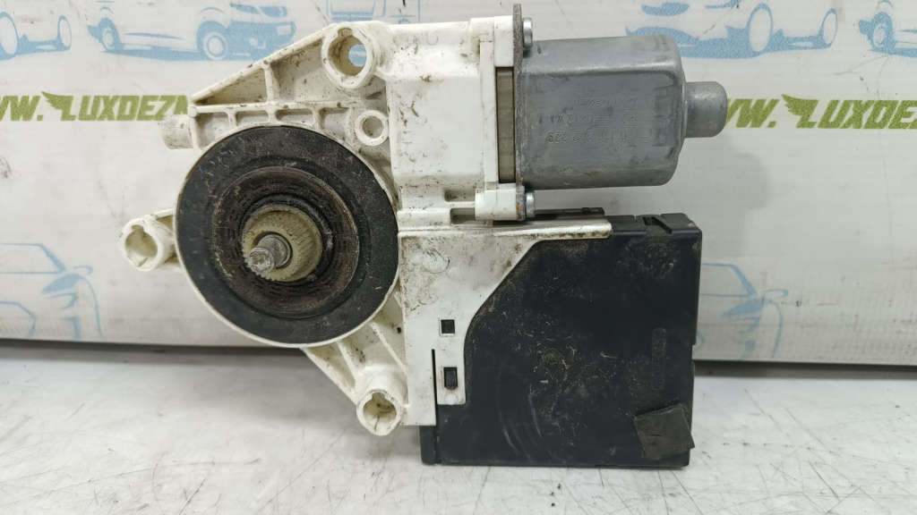 Motoras macara geam dreapta fata 0130822229 Volkswagen VW Golf 5 [2003 - 2009]