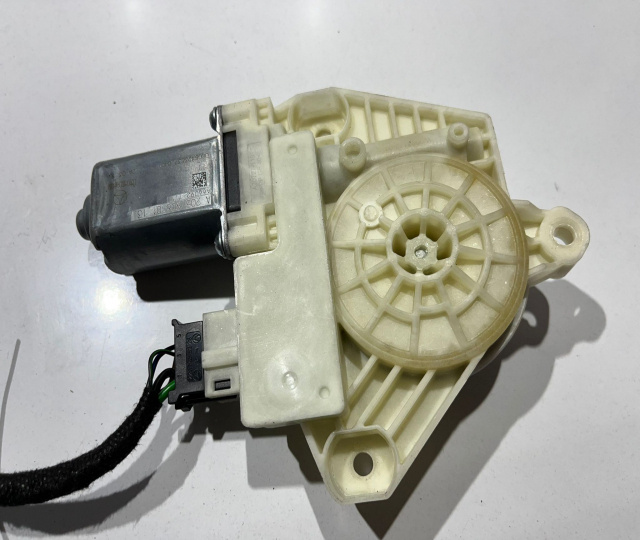 Motoras macara geam dreapta fata A2059060113 Mercedes-Benz C-Class W205/S205/C205 [2014 - 2018]