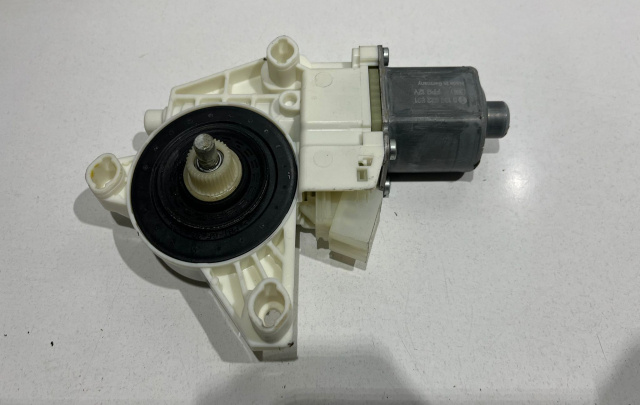 Motoras macara geam dreapta fata A2469065200 Mercedes-Benz A-Class W176 [facelift] [2015 - 2018]