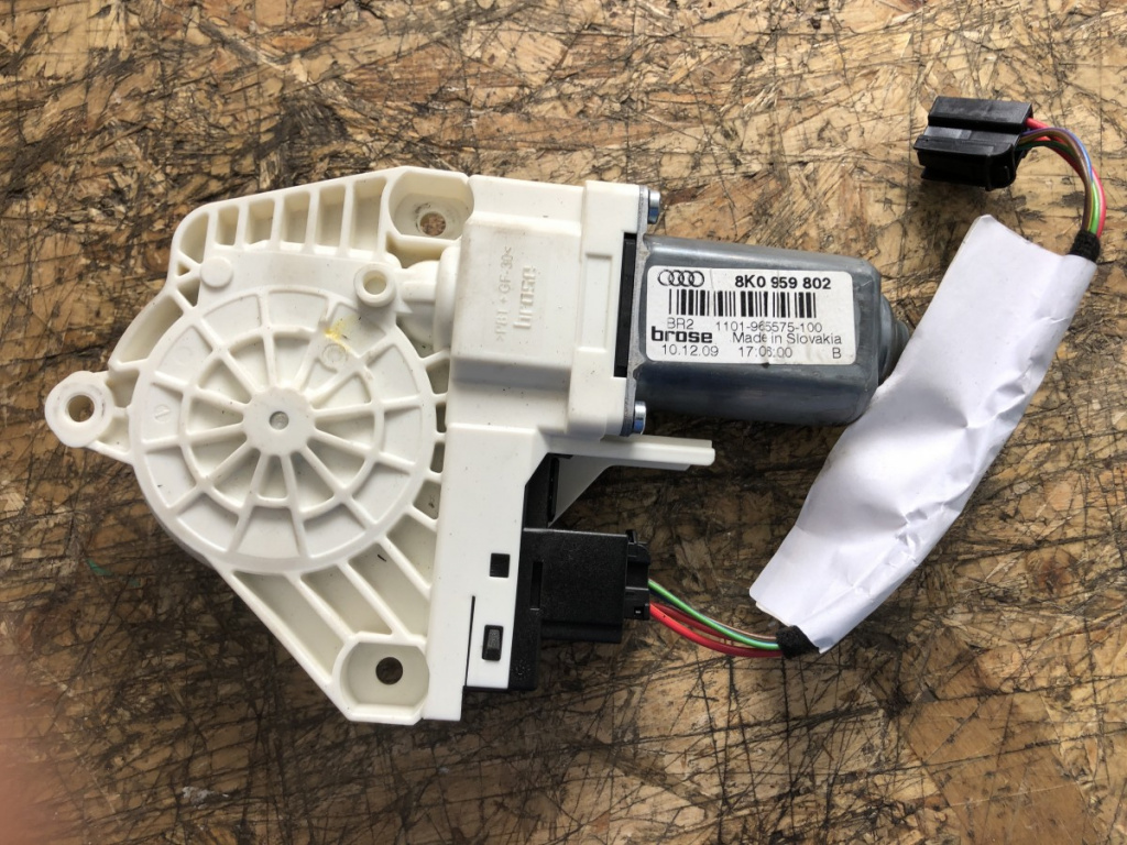 Motoras macara geam dreapta fata Skoda Superb sedan 2010 (8K0959802)