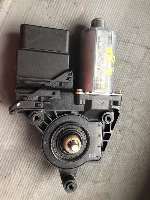 Motoras macara geam dreapta fata vw passat b5 0130821696