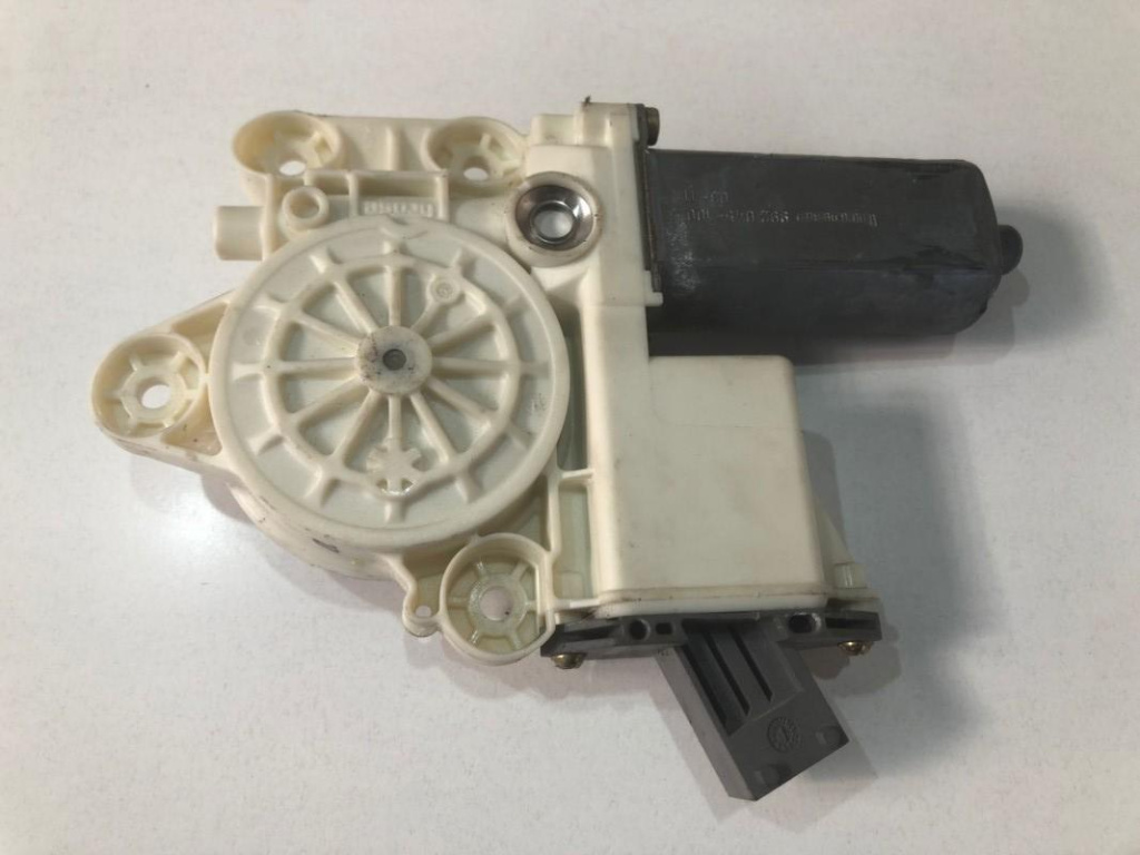 Motoras macara geam dreapta spate 0130822031 Toyota Avensis 2 T25 [2002 - 2006]