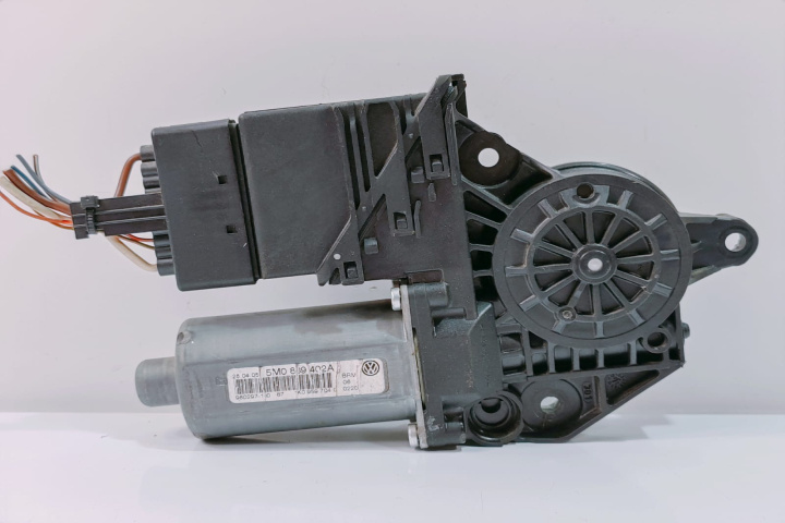 Motoras macara geam dreapta spate 5M0839402A / 1K0959704C Volkswagen VW Golf 5 [2003 - 2009]