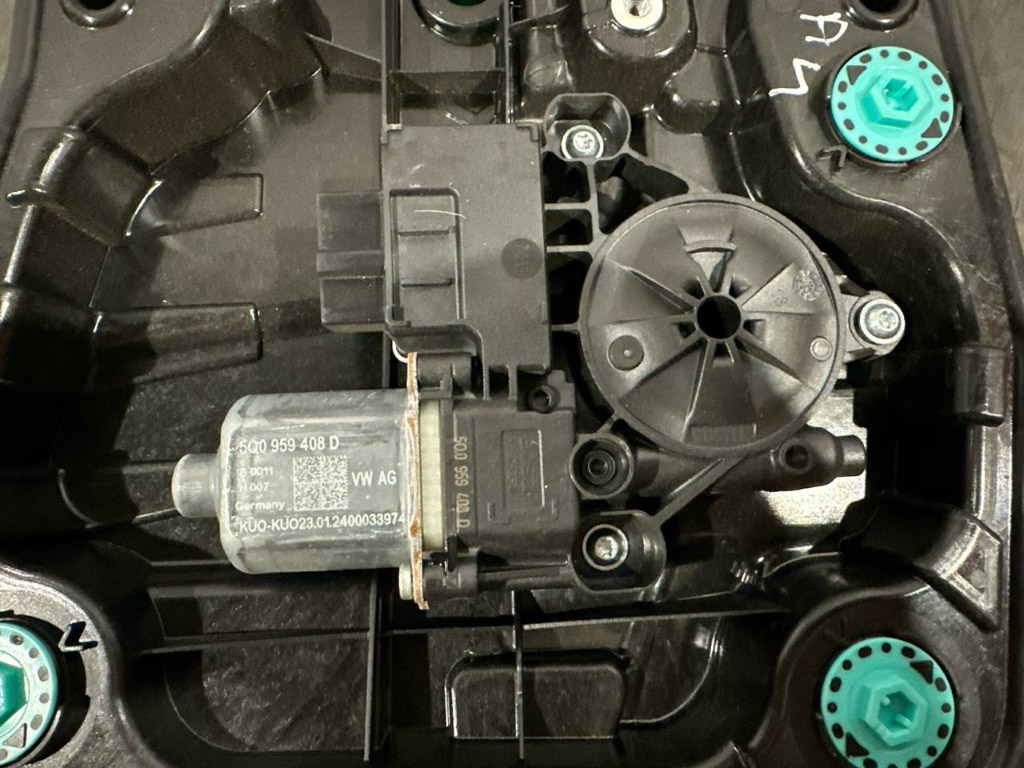 Motoras macara geam dreapta spate 5Q0959408D Audi Q3 (F3B) 2.0 TFSI quattro 190 cai DNNA