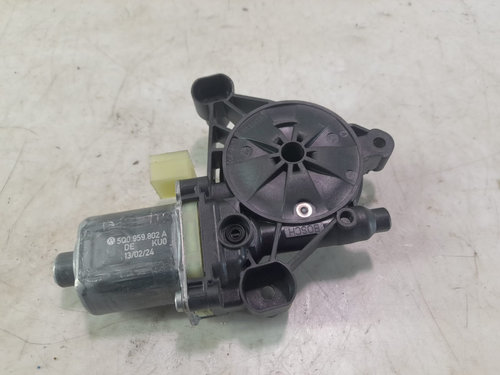 Motoras macara geam dreapta spate 5Q0959802A Volkswagen VW Golf 8 [2020 - 2024] 1.0 eTSI DLAA
