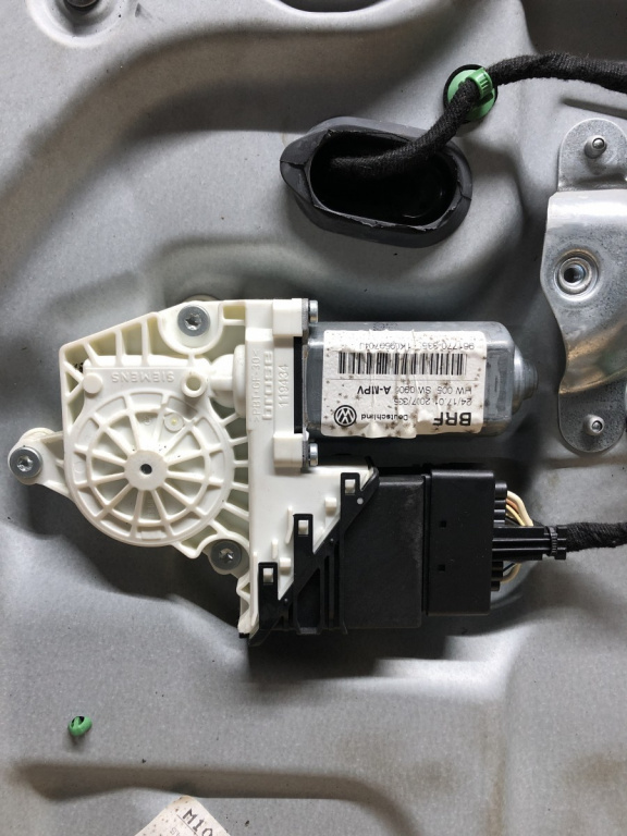 Motoras macara geam dreapta spate VW Touran 1.9 sedan 2007 (1k0959704j)