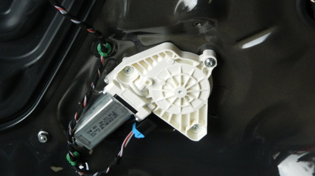 Motoras macara geam electric usa stanga fata VW Passat B8 Limuzina cod: 5Q4959801B