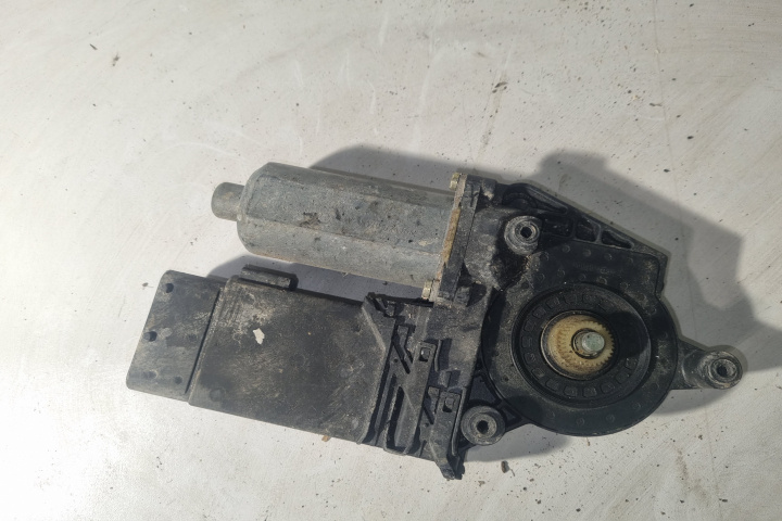 Motoras macara geam fata dreapta 119107-100 Volkswagen VW Passat B5 [1996 - 2000] wagon 1.9 TDI MT (110 hp)