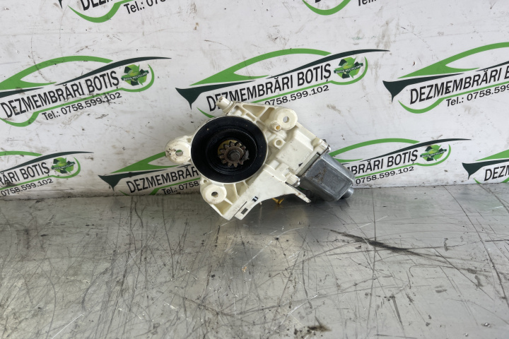 Motoras macara geam fata stanga 0130822217 / 0 130 822 217 Ford Focus 2 [2004 - 2008] Hatchback 5-usi 1.6 TDCi MT (109 hp)