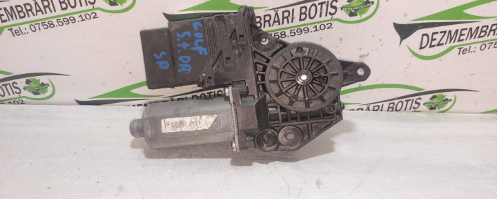 Motoras macara geam spate dreapta 0130821430 / 0 130 821 430 Volkswagen VW Golf Plus [2004 - 2009] Minivan 5-usi