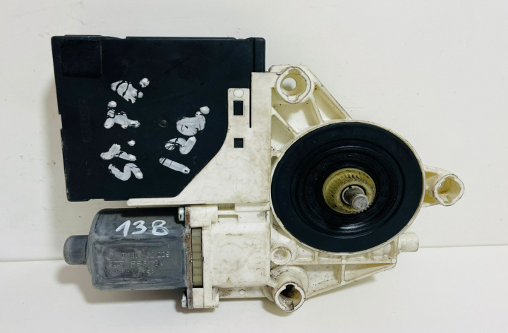 Motoras macara geam stanga fata 0130822229/3C0959793C Audi A3 8L [facelift] [2000 - 2003]