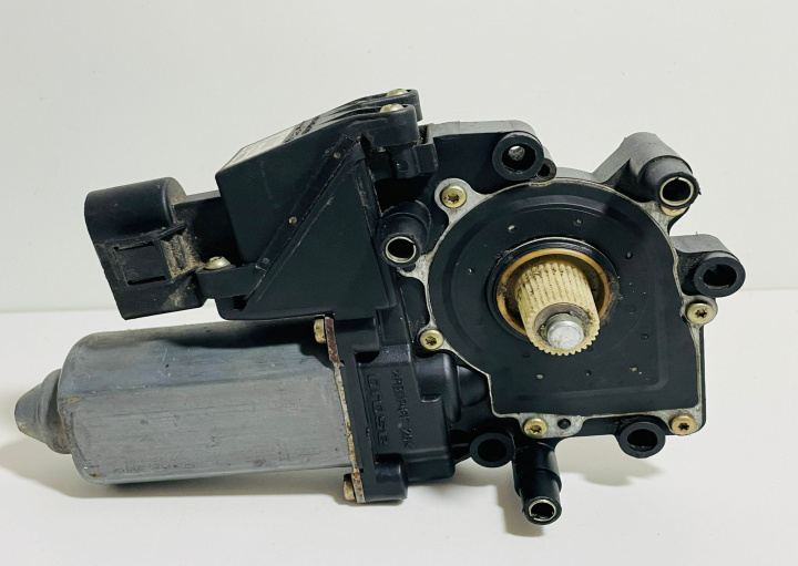 Motoras macara geam stanga fata 113846101 Audi A6 A4/C4 [1994 - 1997]