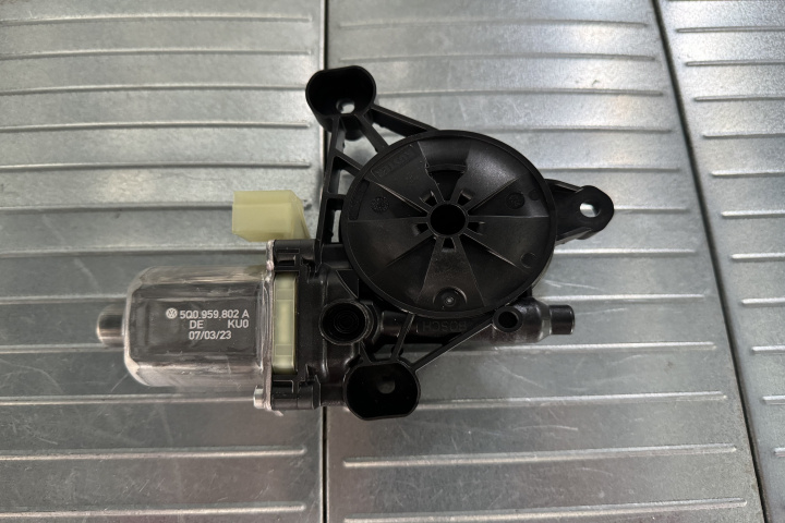 Motoras macara geam stanga fata 5Q0959802A Skoda Superb 3 [2015 - 2020]