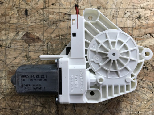 Motoras macara geam stanga fata Sharan 7N 2.0TSI, DSG Alb monovolum 2012 (8K0959802B)